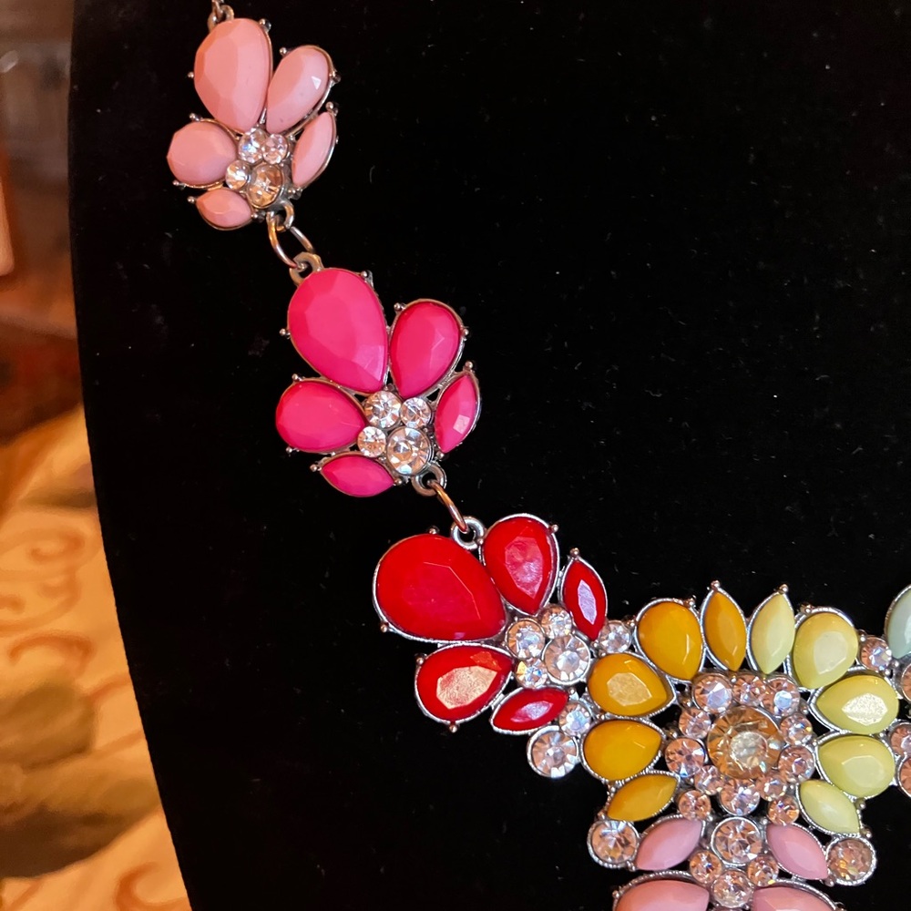FLOWER NECKLACE ACRYLIC COLORS AND PRONG SET CRYSTAL RHINESTONES - Picture 4 of 7